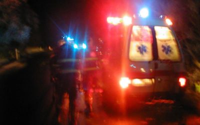 Rýmařovsko: Na mokré silnici dostal smyk, auto převrátil na střechu