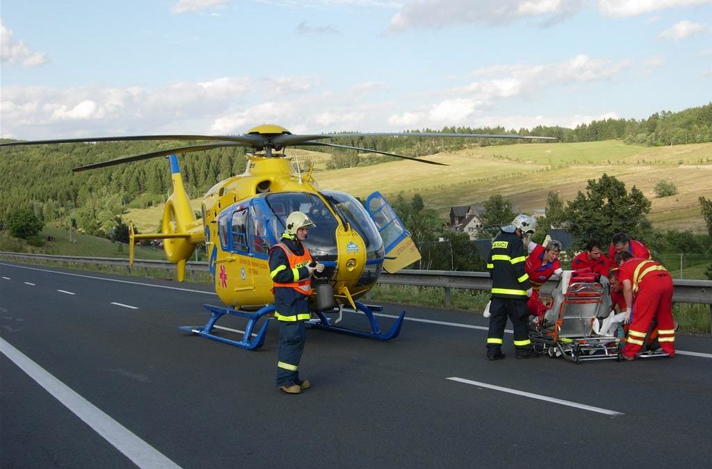 V lese na Rýmařovsku spadla na muže větev, záchranáři ho museli oživovat