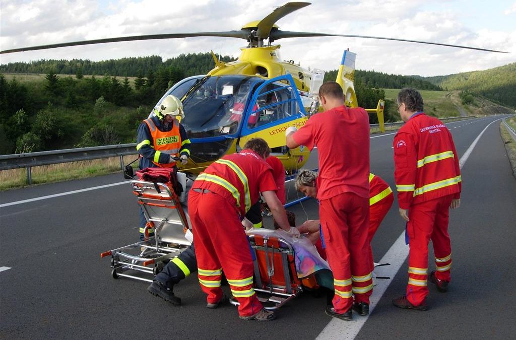 U Široké Nivy spadl šestiletý chlapec ze stromu, transportoval ho vrtulník do fakultní nemocnice