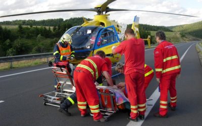 U Široké Nivy spadl šestiletý chlapec ze stromu, transportoval ho vrtulník do fakultní nemocnice
