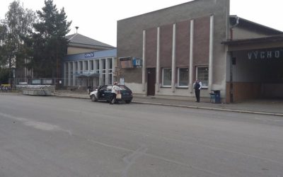 Žena pod vlivem alkoholu vjela do průchodu nádraží v Krnově