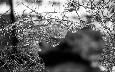 Vandal poškodil ve Vrbně pod Pradědědem výlohu