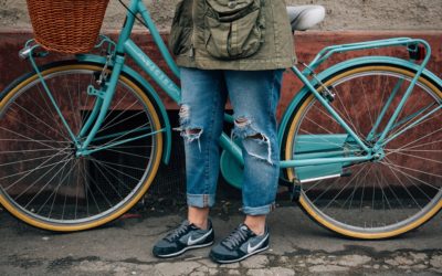 Opilá cyklistka narazila do otevřených dveří auta