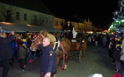 Ve Městě Albrechticích na náměstí rozsvítili vánoční strom