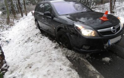 U Karlovy Studánky auto narazilo do zábradlí mostku