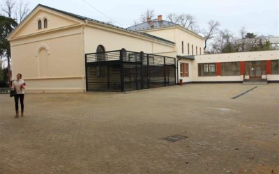 Škola na Smetanově okruhu má nový dvůr