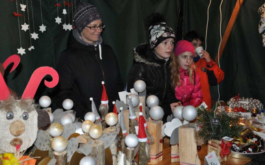 V Třemešné uspořádali jarmark, rozsvítili tam vánoční strom