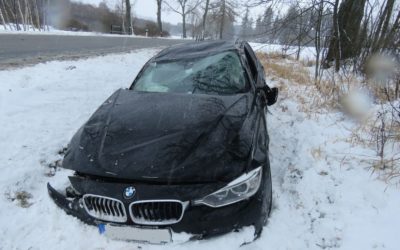 U Dolní Moravice dostal řidič smyk, nakonec narazil do stromu