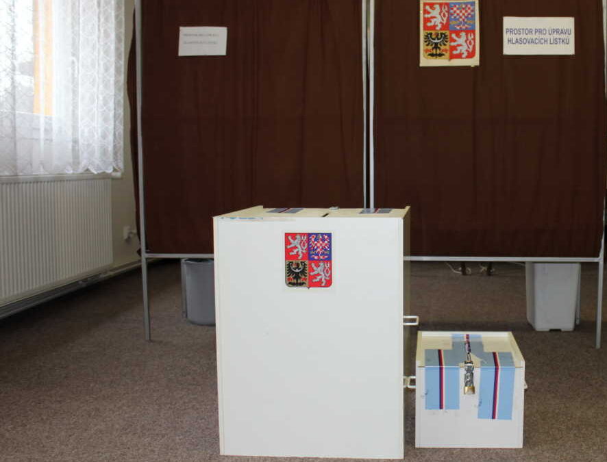 Dnes ve 14 hodin se otevřou volební místnosti. Voliči rozhodnou o vedení obcí i složení části Senátu