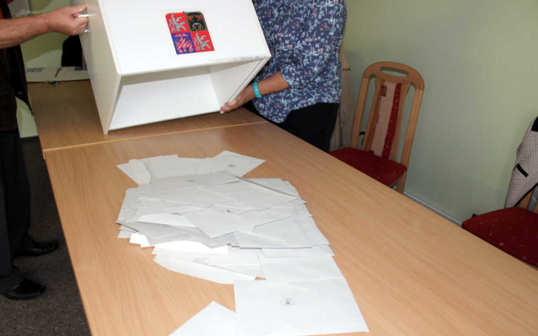 Volební místnosti se uzavřely, začalo sčítání hlasů