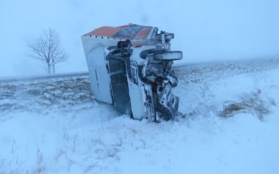 Řidiči bourali, nezvládli smyk na zasněžené cestě