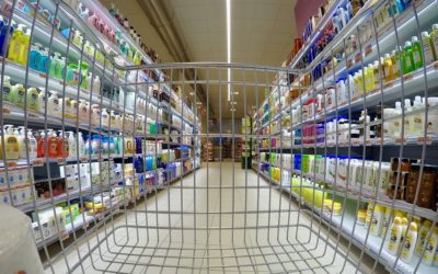 Zloděj v obchodě připravil ženu o kabelku s penězi