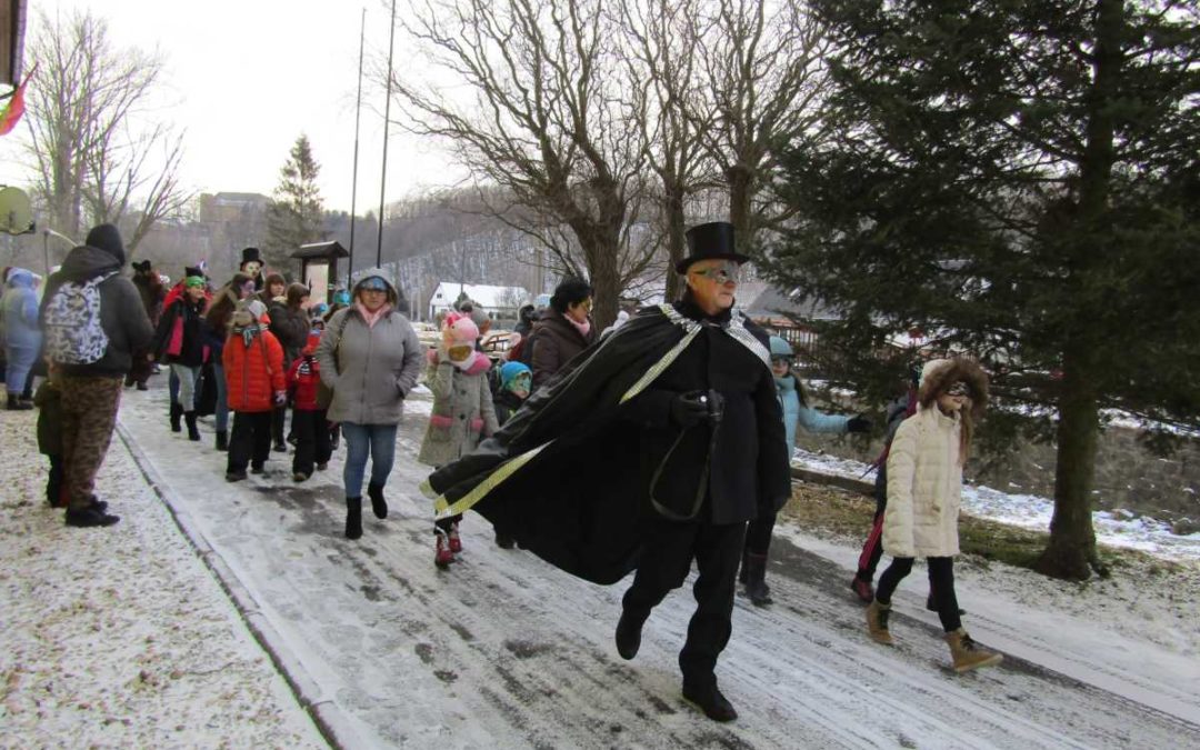 Dívčím Hradem prošel průvod masek