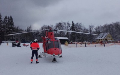 Desetiletý lyžař vyletěl ze sjezdovky a narazil do stromu, osmiletá dívka si zlomila nohu