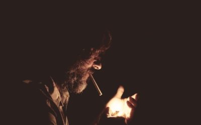 Muž málem uhořel v posteli, usnul s cigaretou