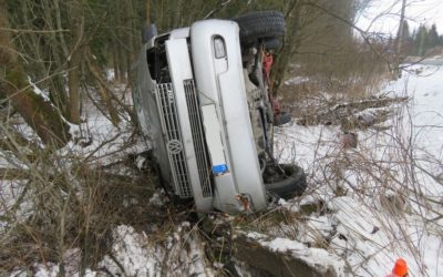 Řidič pod vlivem drog ujížděl policejní hlídce, naboural do železničního značení
