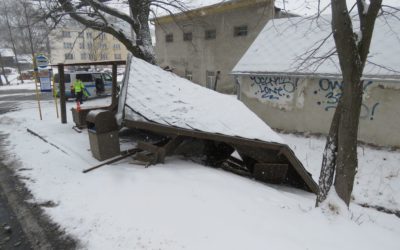 V Heřmanovicích řidič naboural do zastávky, způsobil škodu 170 tisíc korun