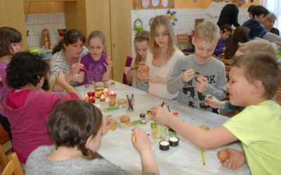 Děti ve školní družině v Osoblaze vytvářely krásné velikonoční ozdoby a dekorace