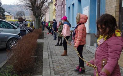 Ve Městě Albrechticích vytvořili rekord, upletli pomlázku o délce 97 metrů