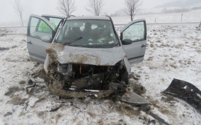 Řidič dostal smyk mezi Valšovem a Bruntálem, při nehodě se zranil