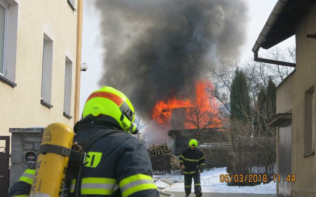 Požár hospodářské budovy zaměstnal na Opavsku čtyři jednotky hasičů