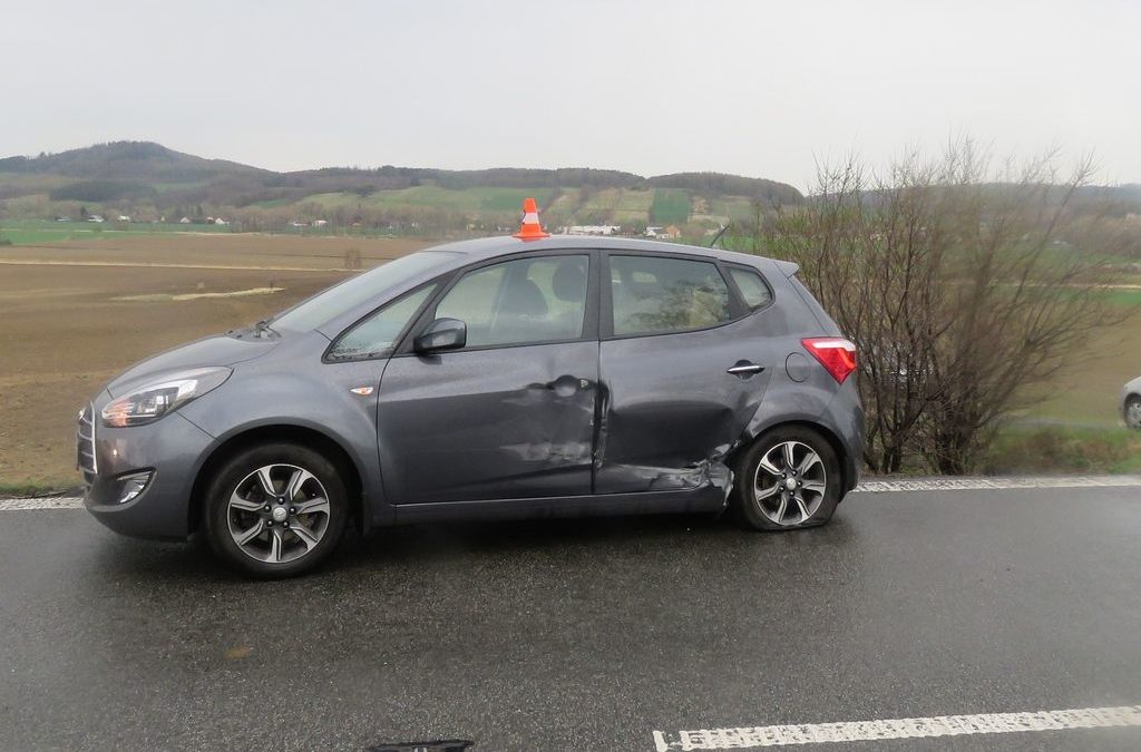 Mezi Městem Albrechtice a Krnovem se střetlo auto přívěsným vozíkem