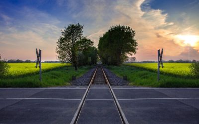 Opilý mladík se válel v blízkosti železničního přejezdu