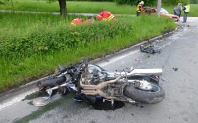V Rýmařově se těžce zranili motorkáři! Jeden narazil do budovy, ve vrtulníku zemřel