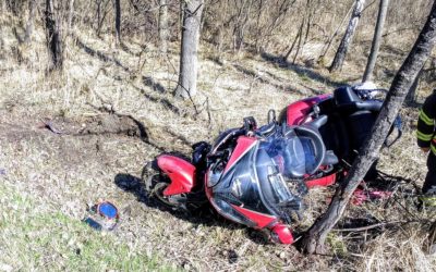 Na Bruntálsku se střetla motorka s autem, zraněného motorkáře transportoval vrtulník