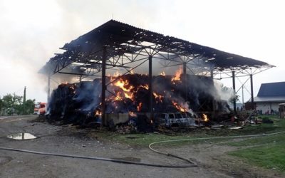 Ve Slezských Pavlovicích shořel stoh a auto, škoda 550 tisíc korun