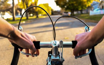 V Bruntále cyklista pod vlivem alkoholu narazil do stojícího auta