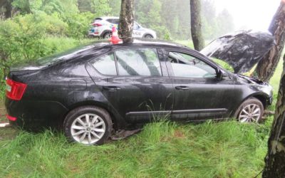 Na mokré vozovce dostal smyk a narazil do několika stromů