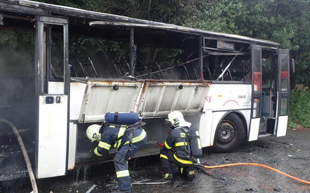 Požár odstaveného autobusu v Malé Morávce způsobil škodu za půl milionu