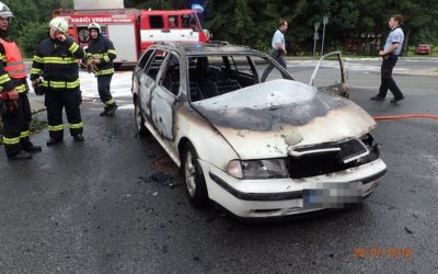 Ve Vrbně se vznítilo auto, řidička kolabovala