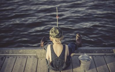 Malé dítě se pohybovalo samo u rybníka, bylo špinavé a hladové