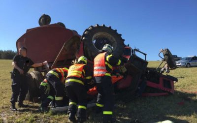 V Býkově se převrátil traktor, zabil osmnáctiletého mladíka, druhého těžce zranil