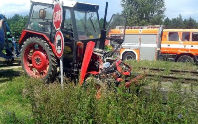 V Rýmařově se střetl vlak s traktorem, škoda se odhaduje na 230 tisíc korun
