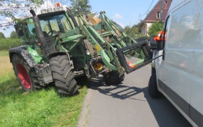 Řidič traktoru narazil do protijedoucího vozidla