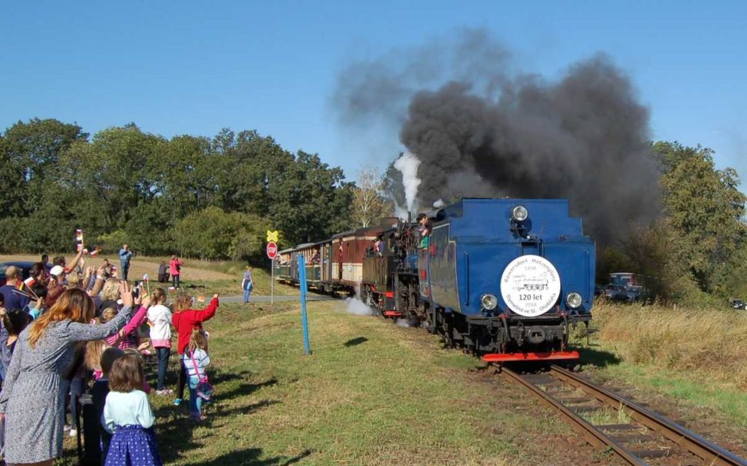 V Dívčím Hradě požehnali soše, popřáli úzkokolejce a zasadili lípu