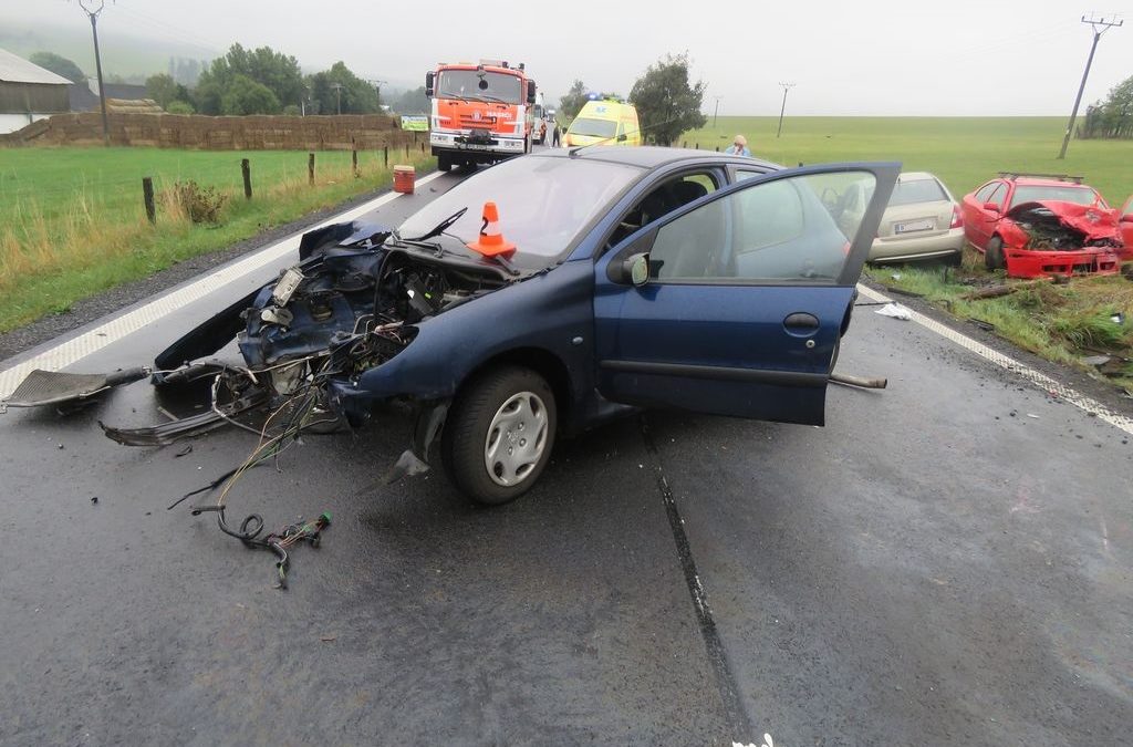 Při předjížděcím manévru se nedokázal zařadit zpět do své jízdní poloviny, došlo ke střetu vozidel