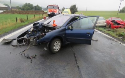 Při předjížděcím manévru se nedokázal zařadit zpět do své jízdní poloviny, došlo ke střetu vozidel