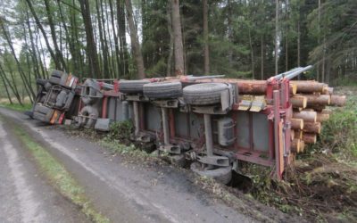 Řidiči se v zatáčce rozhoupal návěs a automobil se stal neovladatelným
