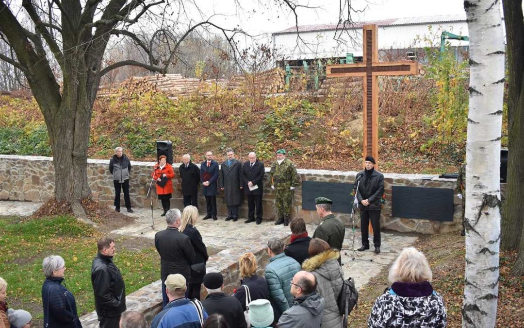 Pietní místo bylo odhaleno za velkého zájmu veřejnosti