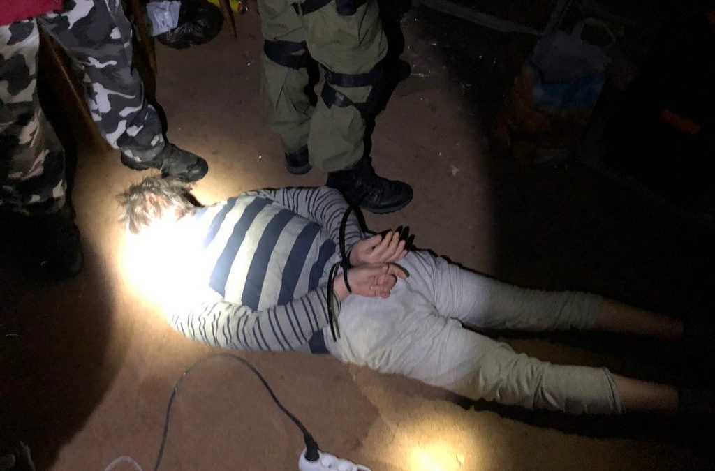 Kriminalisté dopadli hledaného cizince, který pěstoval na Albrechticku marihuanu