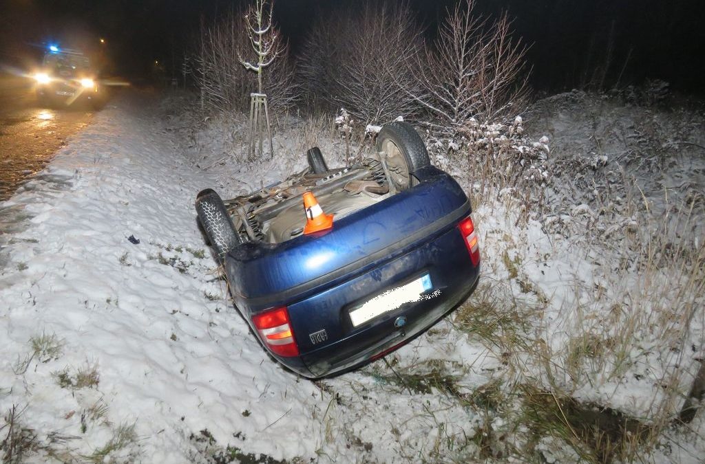 Řidič narazil do kovového zábradlí