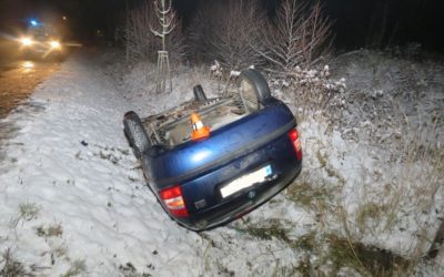 Řidič narazil do kovového zábradlí