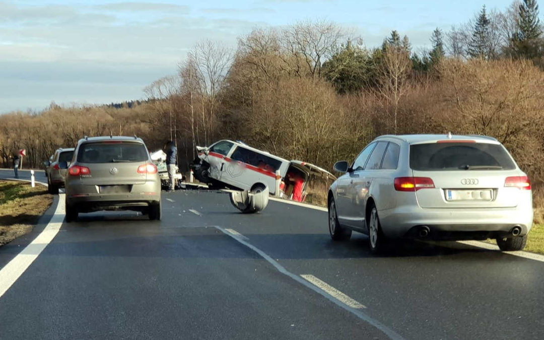 U Nových Heřminov se střetlo auto se sanitkou, na místě zahynuli dva mladíci