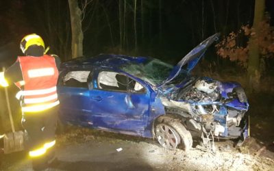 Ve Městě Albrechticích skončilo auto na střeše, při nehodě se zranili dva muži