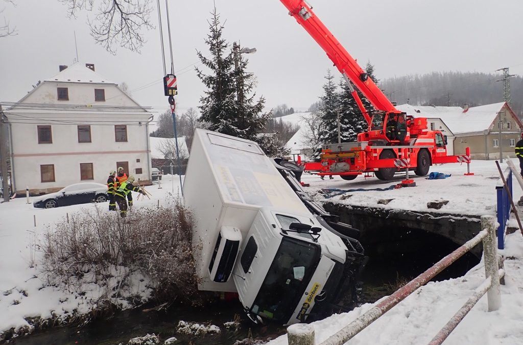 V Krasově naboural náklaďák, skončil v potoce