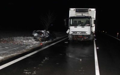Řidička dostala smyk, narazila do protijedoucího nákladního vozidla